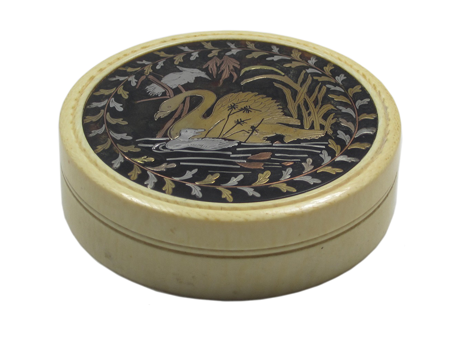Tortoiseshell Piquéwork and Ivory Snuff Box (side)