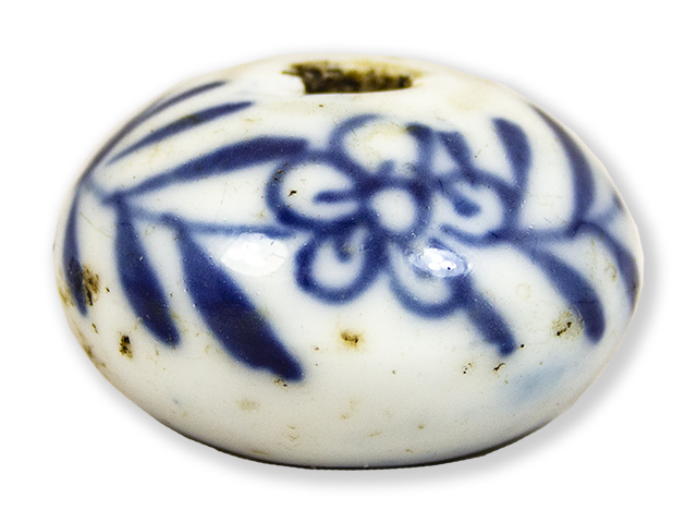Chinese blue and white porcelain spindle-whorl, late Ming ca. 1600 side view