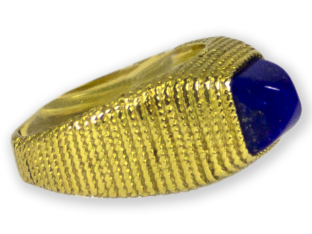 Antique-Etruscan-style-gold-ring-set-with-point-cut-lapis-lazuli