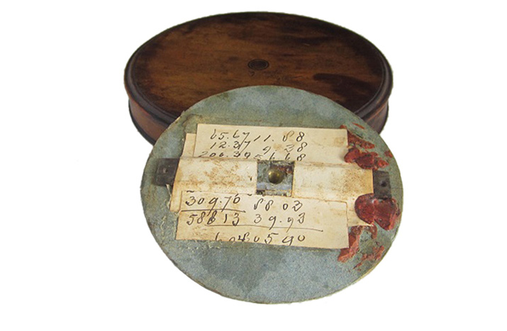 Detail binnenzijde houten kompas