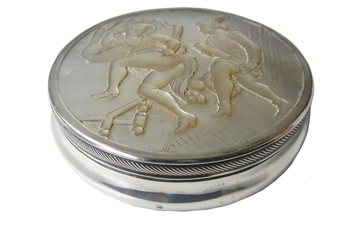 zilveren snuifdoos met erotische afbeelding gesneden in parelmoer